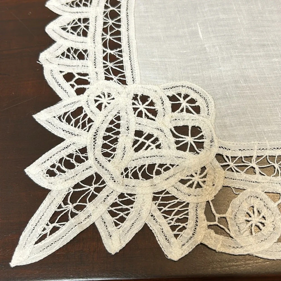 Set of 4 Linen/Cotton  White Battenberg Lace Placemats and Napkins - Picture 4 of 12